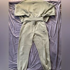 Nike Women's Green & Black Sweatsuit